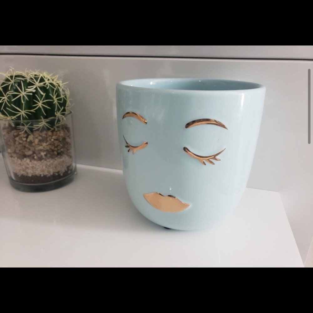Extra large eyelashes makeup holder decor. - Picture 3 of 4
